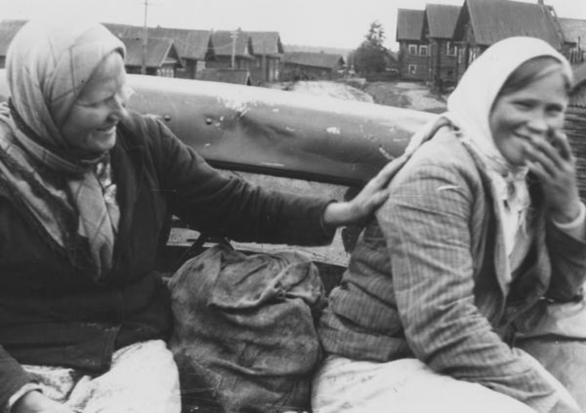 Naiset auton lavalla Aunuksessa 1943.