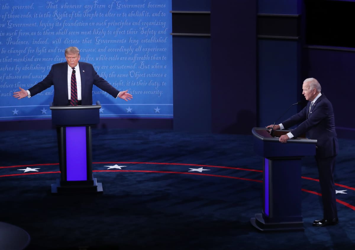 Donald Trump ja Joe Biden television vaaliväittelyssä. Trump levittää käsiään puhuessaan. 