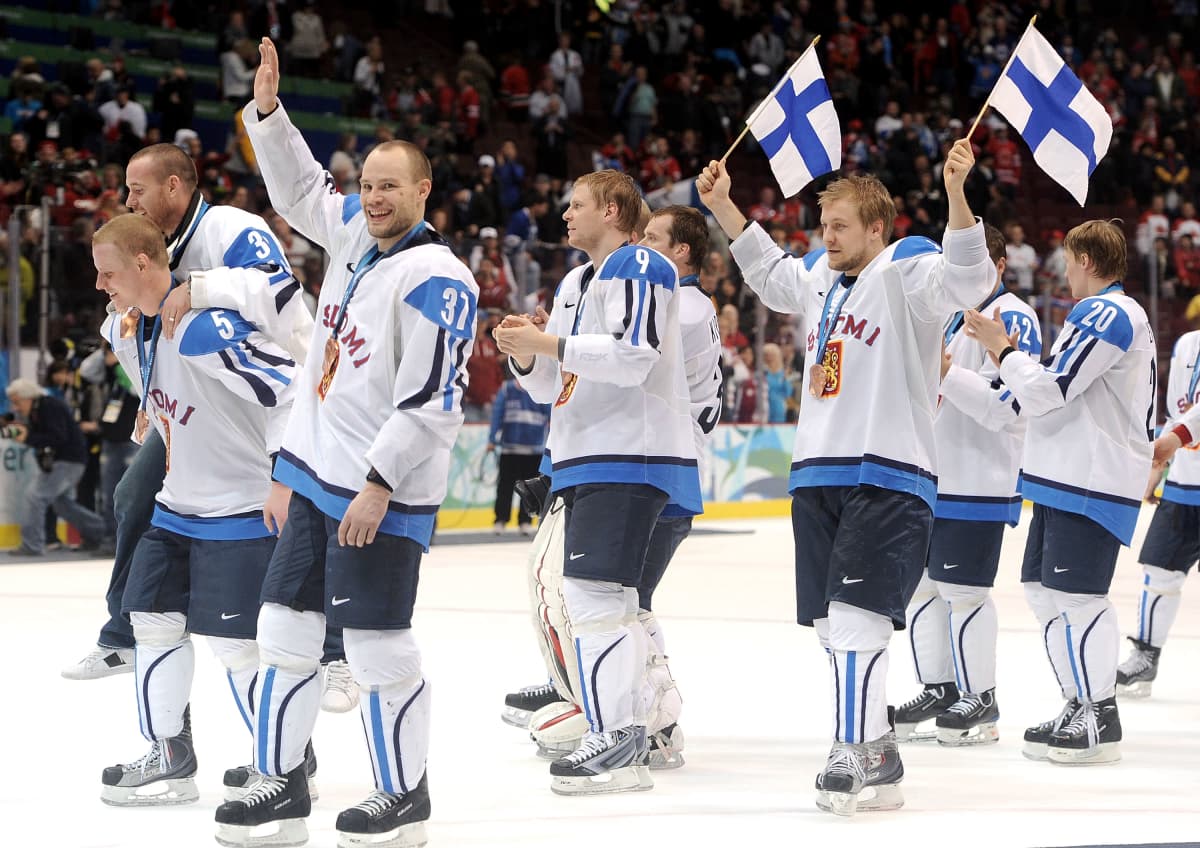 Suomen pelaajat juhlivat olympiapronssia 2010 miesten jääkiekossa.