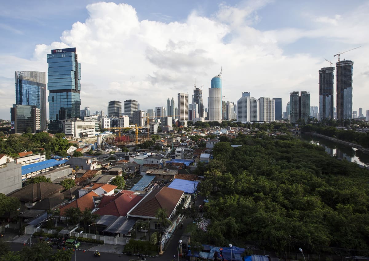 Pilvenpiirtäjiä ja pieniä asuintaloja Jakartassa.