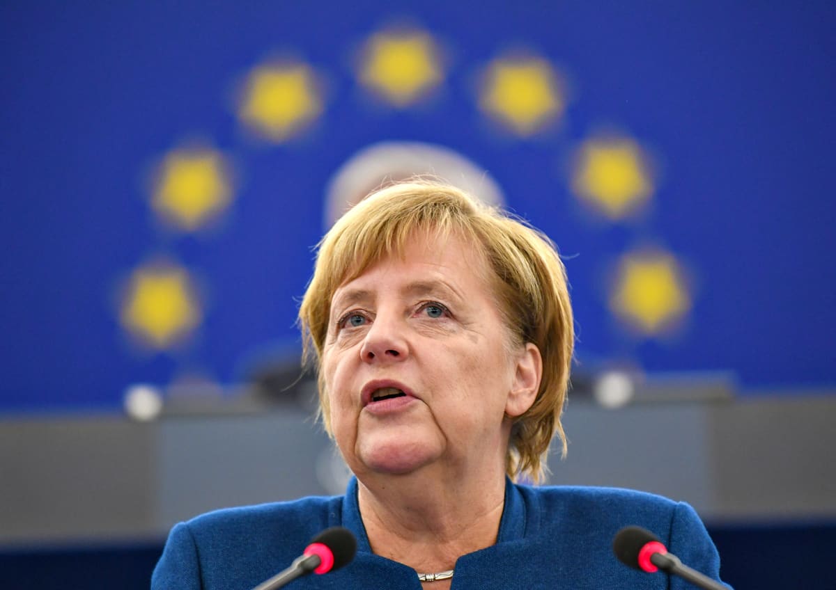 Saksan liittokansleri Angela Merkel puhuu Euroopan parlamentissa.