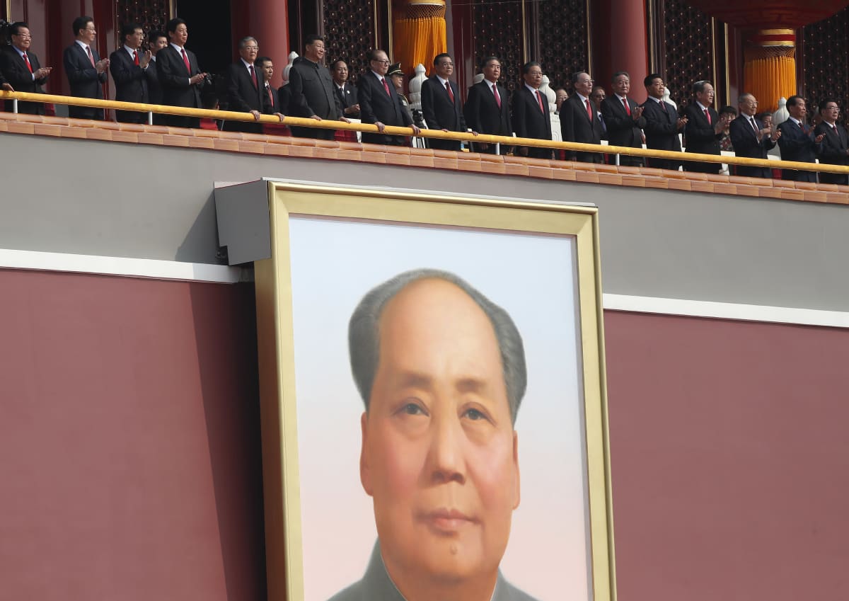 Kiinan kommunistisen puolueen johtajat seurasivat sotilasparaatia Pekingissä kommunistisen Kiinan 70-vuotisjuhlissa 1.10.2019.