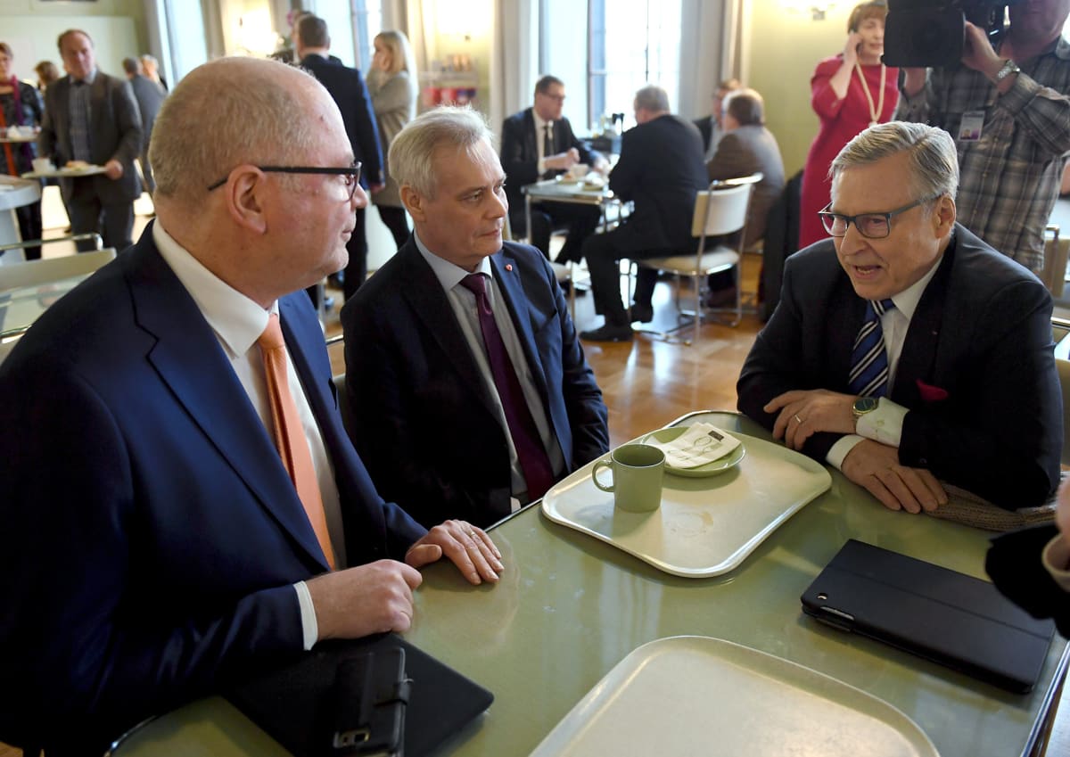 Eduskuntatyöstä luopuvat kansanedustajat SDP:n Eero Heinäluoma (vas.) ja kokoomuksen Pertti Salolainen (oik.) keskustelevat SDP:n puheenjohtajan Antti Rinteen kanssa eduskunnan kuppilassa.