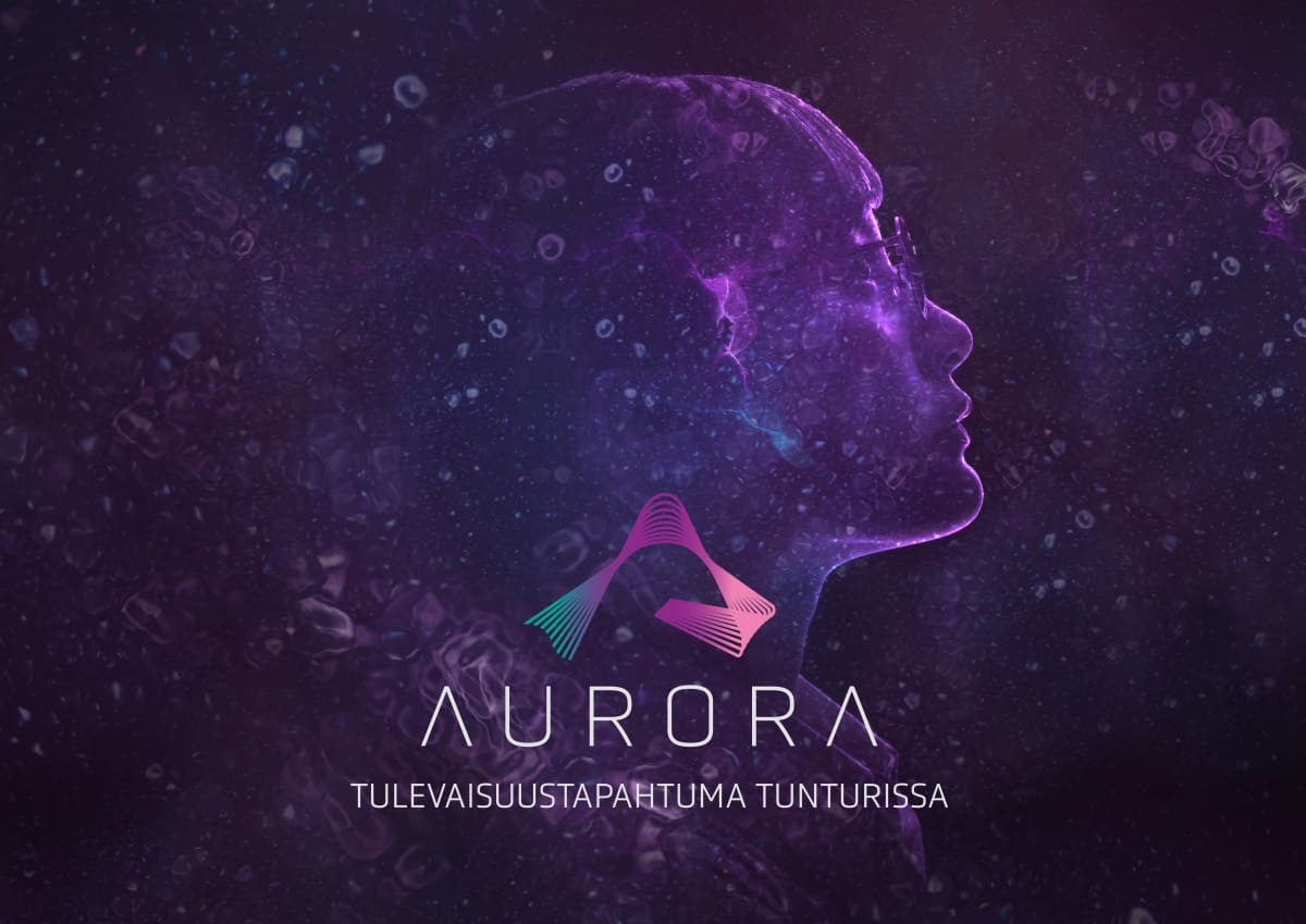 Ylen Aurora-tapahtuman tunnuskuva, jossa nainen katsoo taivaalle.