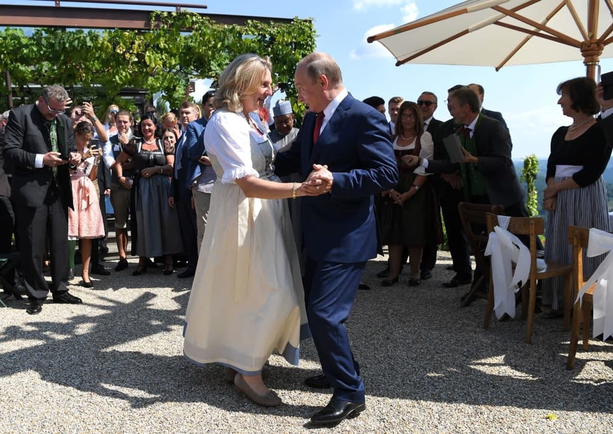 Kneissl ja Putin tanssivat Kneisslin häissä ihmisten ympäröiminä.