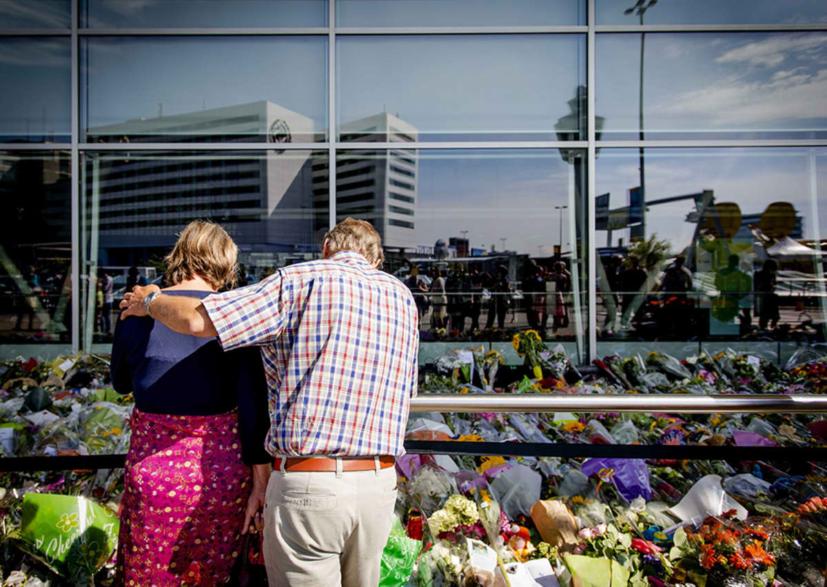 MH17-lennolla menehtyineiden muistoksi tuotuja kukkia Schipholin lentokentän edustalla Amsterdamissa 22. heinäkuuta.