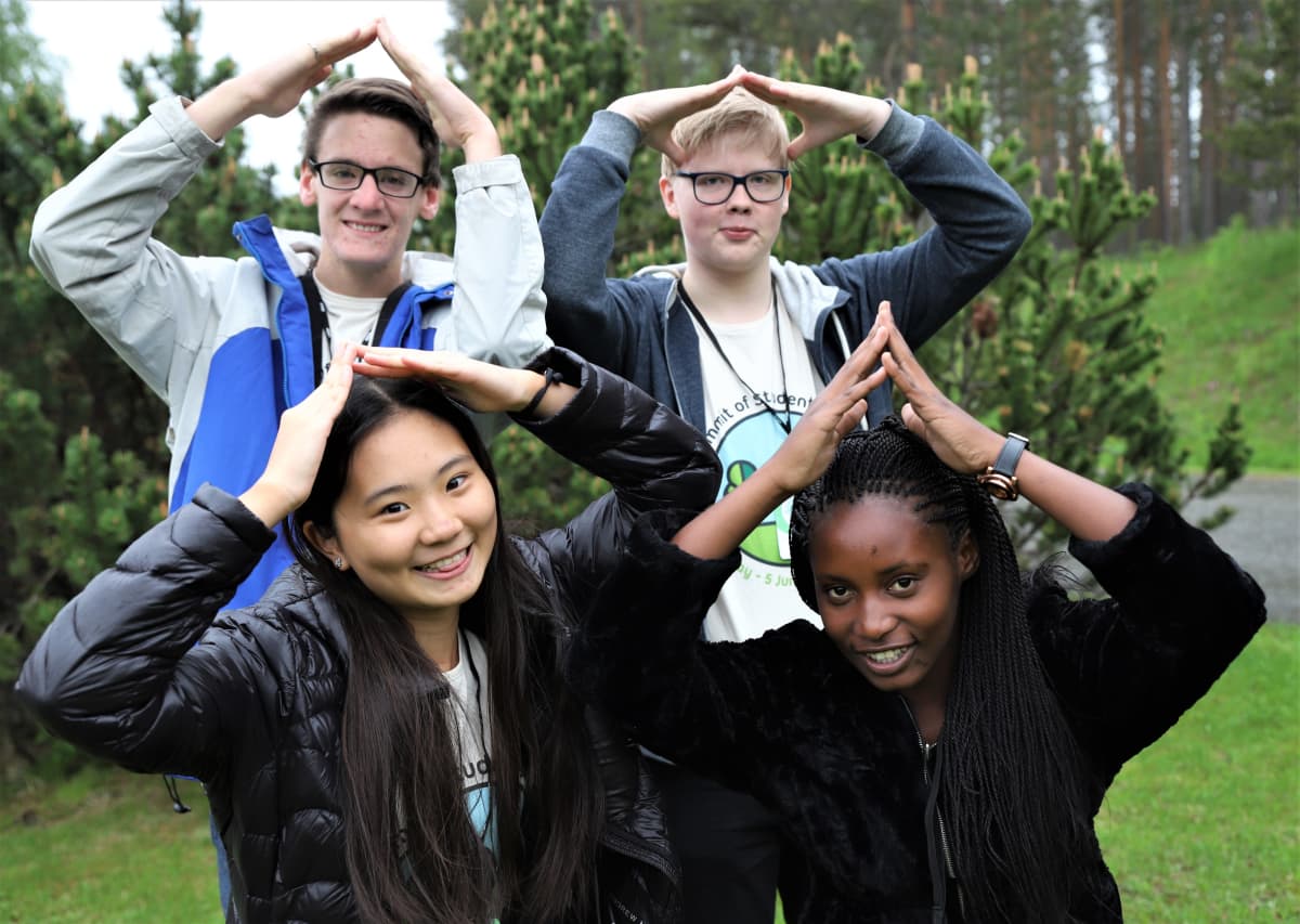 Joukko koululaisten ilmastokokoukseen osallistuvia nuoria