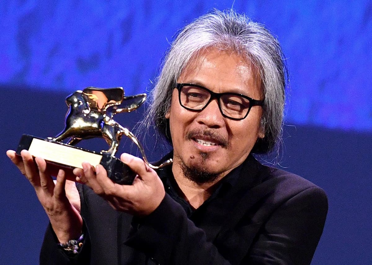 Filippiiniläisohjaaja Lav Diaz vastaanotti Kultaisen leijonan palkinnon parhaasta elokuvasta Venetsian elokuvajuhlilla 2016. Kuvassa ohjaaja pitelee leijonapalkintoa kädessään.