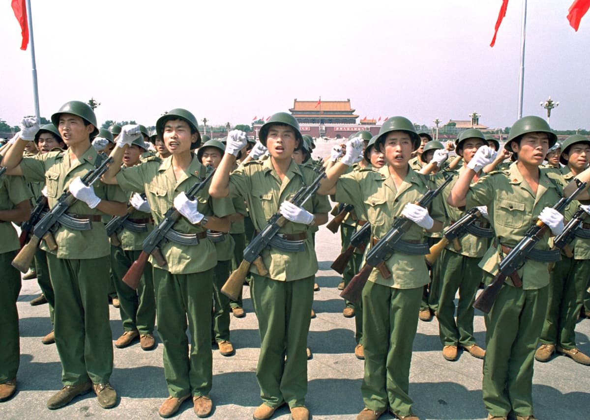 Sotilaat vannovat valan Tiananmenin aukiolla  2. heinäkuuta 1989.