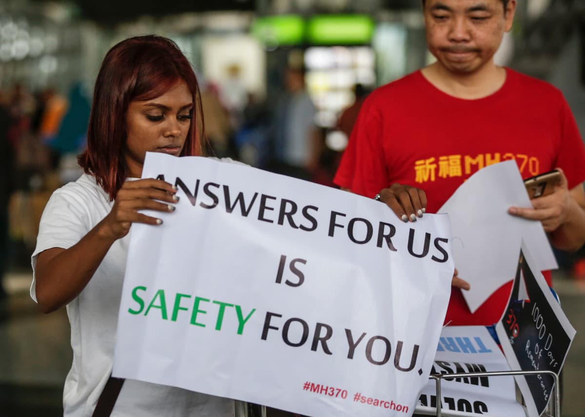 Kadonneen malesialaiskoneen uhrien omaisia
