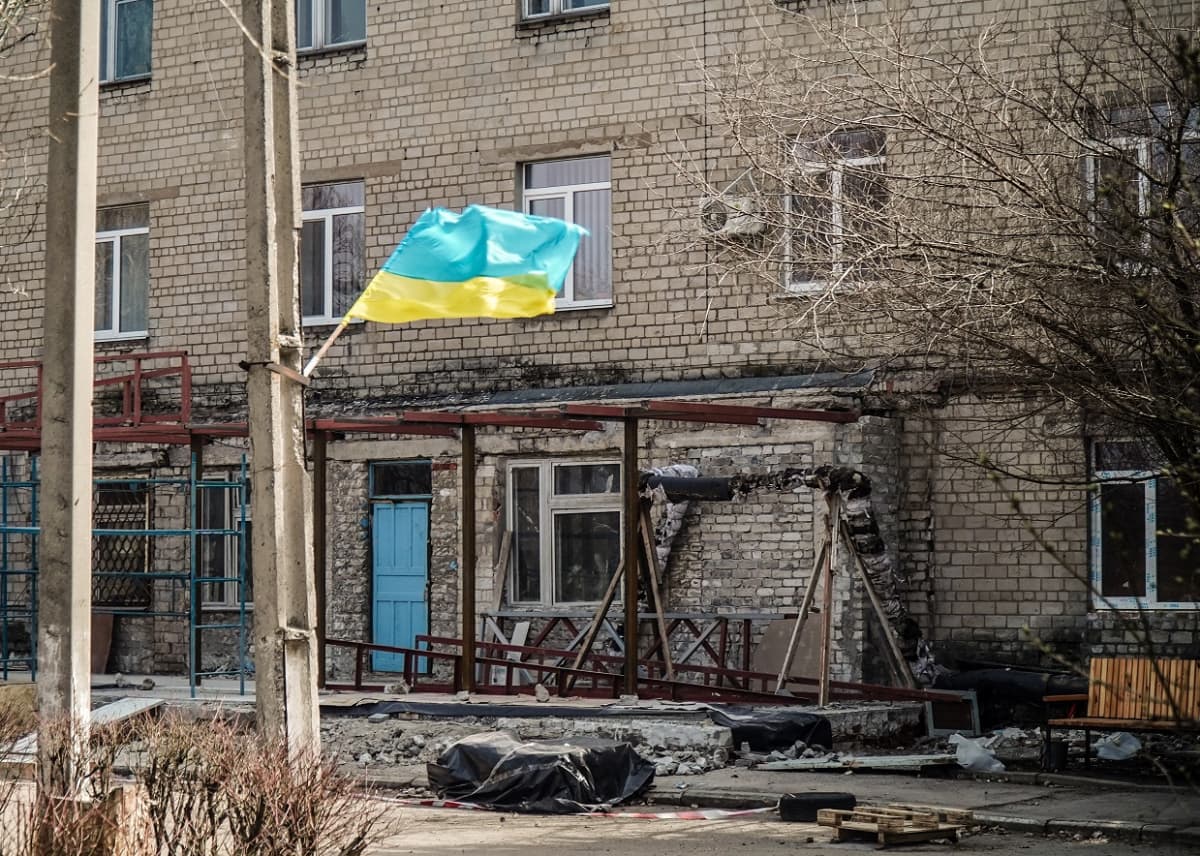 Ukrainan lippu liehuu Avdijivkan kaupungissa vielä seitsemän vuoden taistelujen jälkeen.