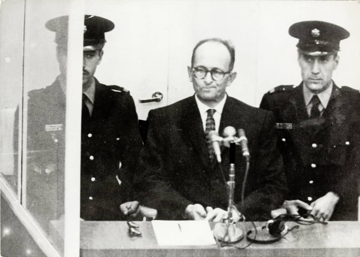 Adolf Eichmann oikeudessa Jerusalemissa huhtikuussa 1961.