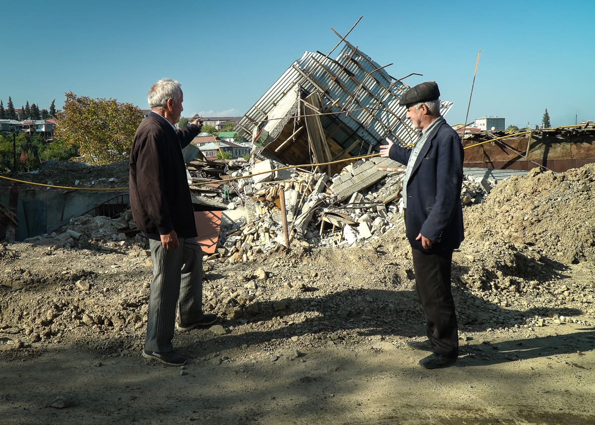 Suuri osa Stepanakertiin jääneistä on jo eläkkeellä. Nämä miehet kertoivat kuinka suuri ammus osui lähelle kotitaloa Vuoristo-Karabahissa.