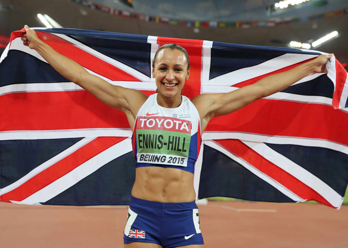 Jessica Ennis-Hill poseeraa Englannin lipun kanssa. 