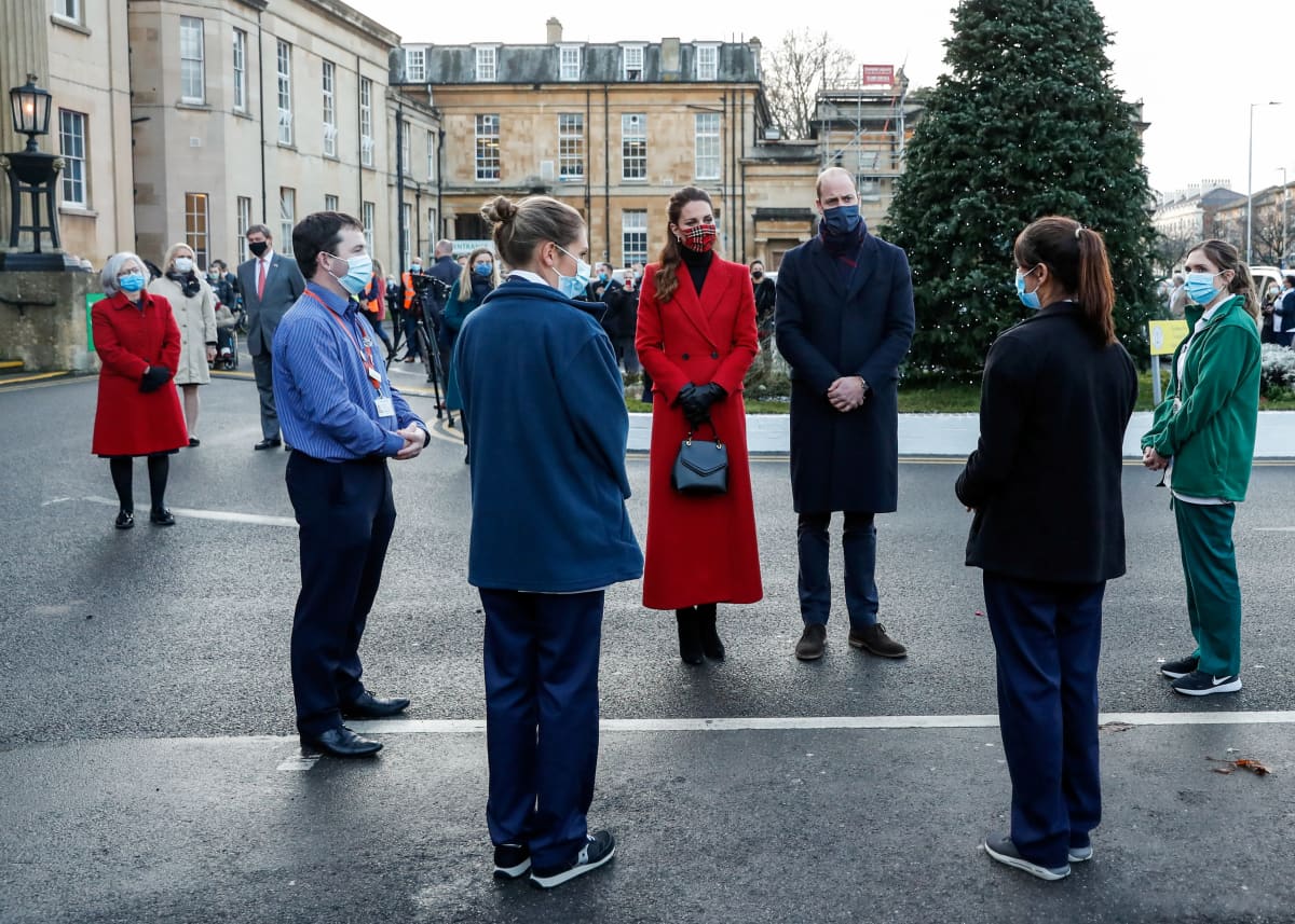Prinssi William ja herttuatar Catherine keskustelevat terveydenhuollon työntekijöiden kanssa.