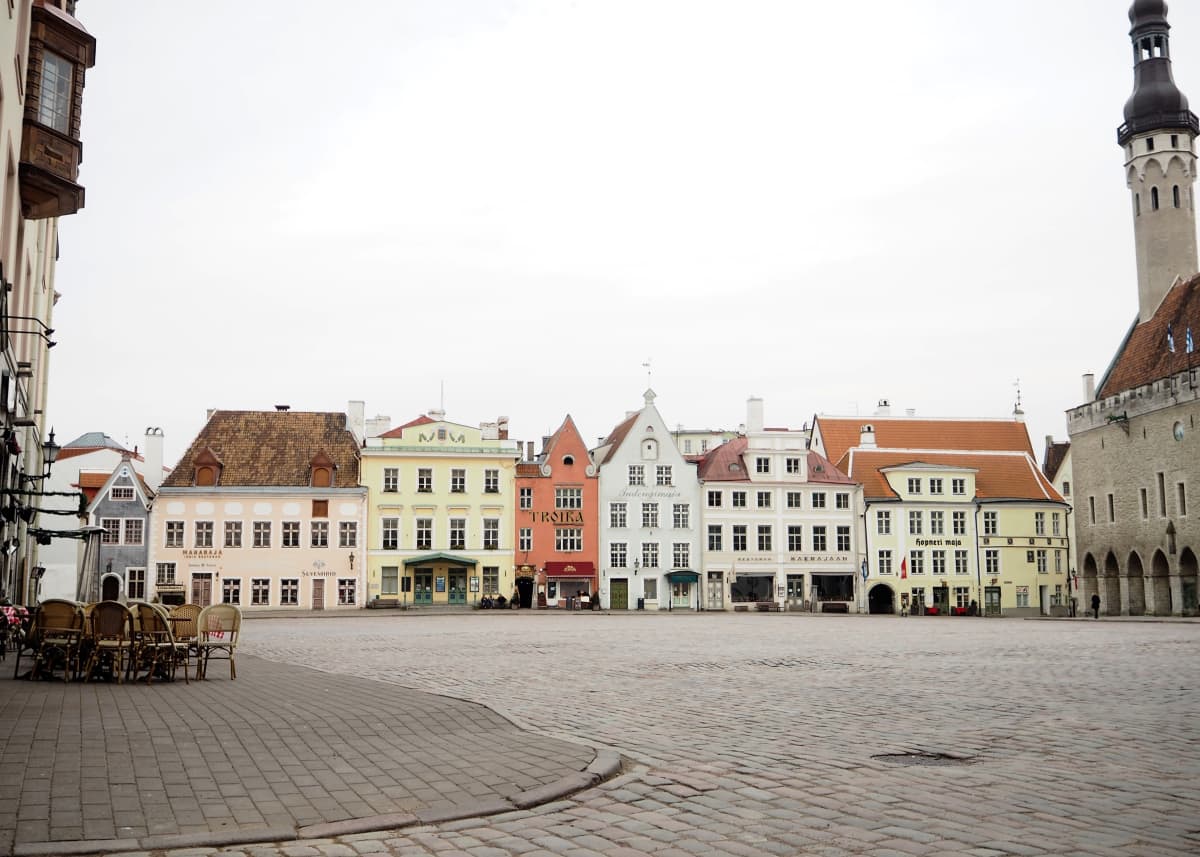 Koronapandemia on tyhjentänyt Tallinnan kadut.