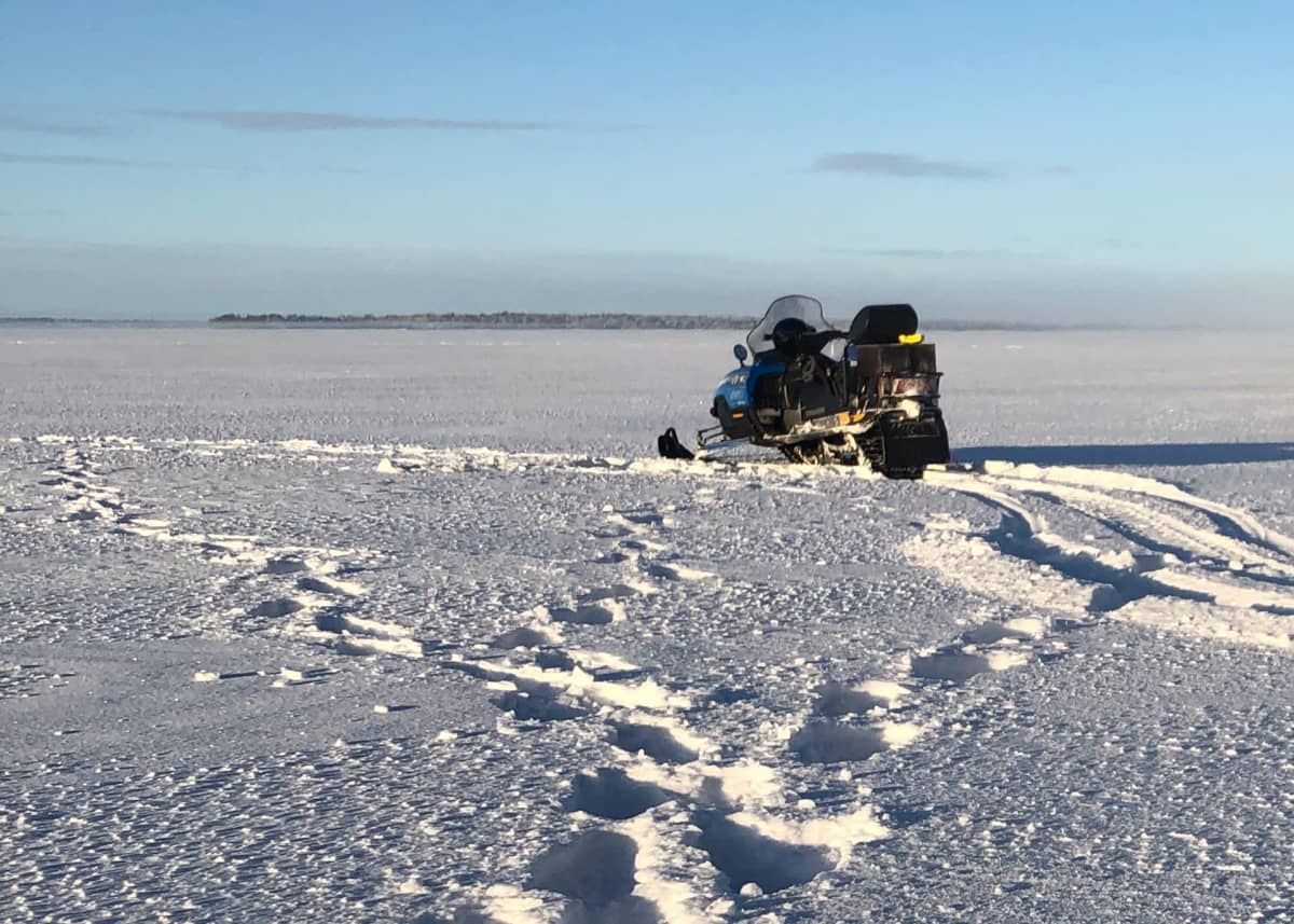 Moottorikelkka meren jäällä Perämerellä Kemin edustalla.