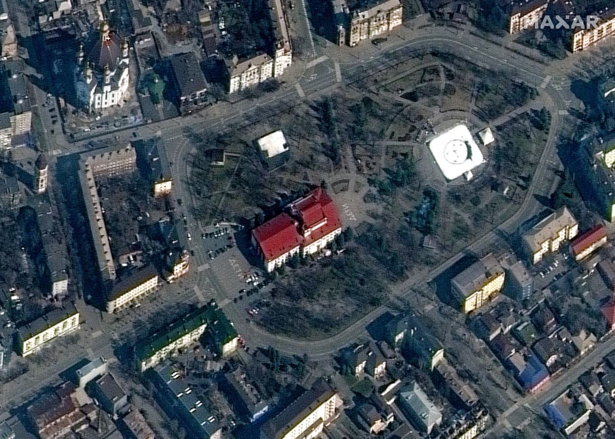 Satelliittikuva rakennukesta, jonka molemmilla puolilla lukee maassa "lapsia" venäjäksi.