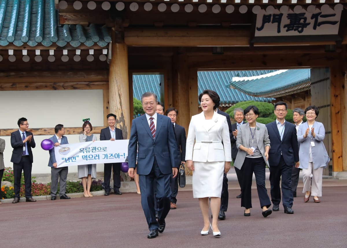 Etelä-Korean presidentti Moon Jae-in ja puoliso Kim Jung-sook, taustalla muuta delegaatiota.
