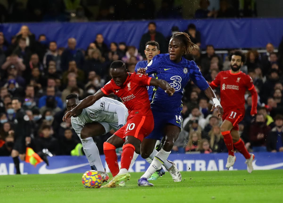 Sadio Mane laukoo Liverpoolin 1–0-johtoon ottelussa Chelseaa vastaan 2.1.2022.