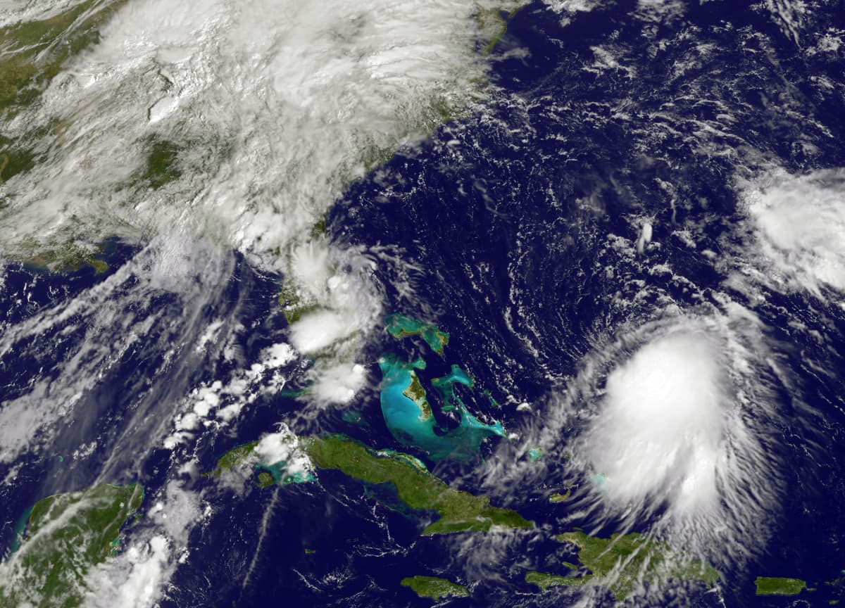 NASAn välittämässä satelliittikuvassa saarten oikealla puolella näkyy hurrikaani Joaquin. Kuva on otettu 29. syyskuuta.
