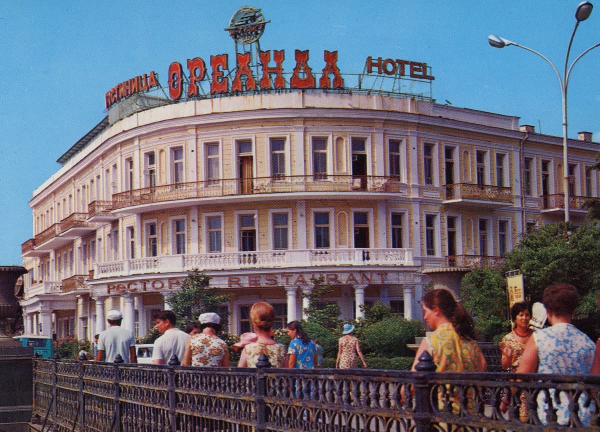 Postikortti Neuvostoliitosta. Hotelli Mustanmeren rannalla Jaltalla. 