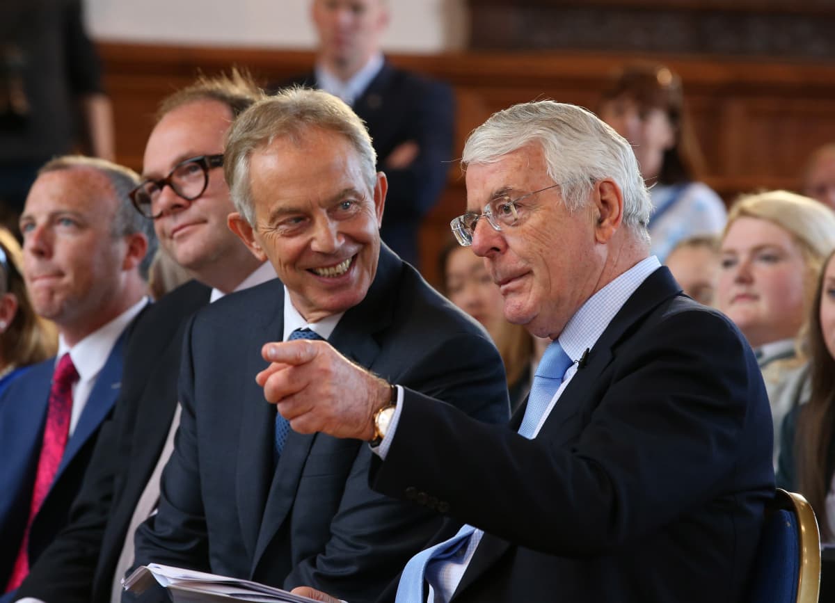 Tony Blair ja John Major istuvat vierekkäin