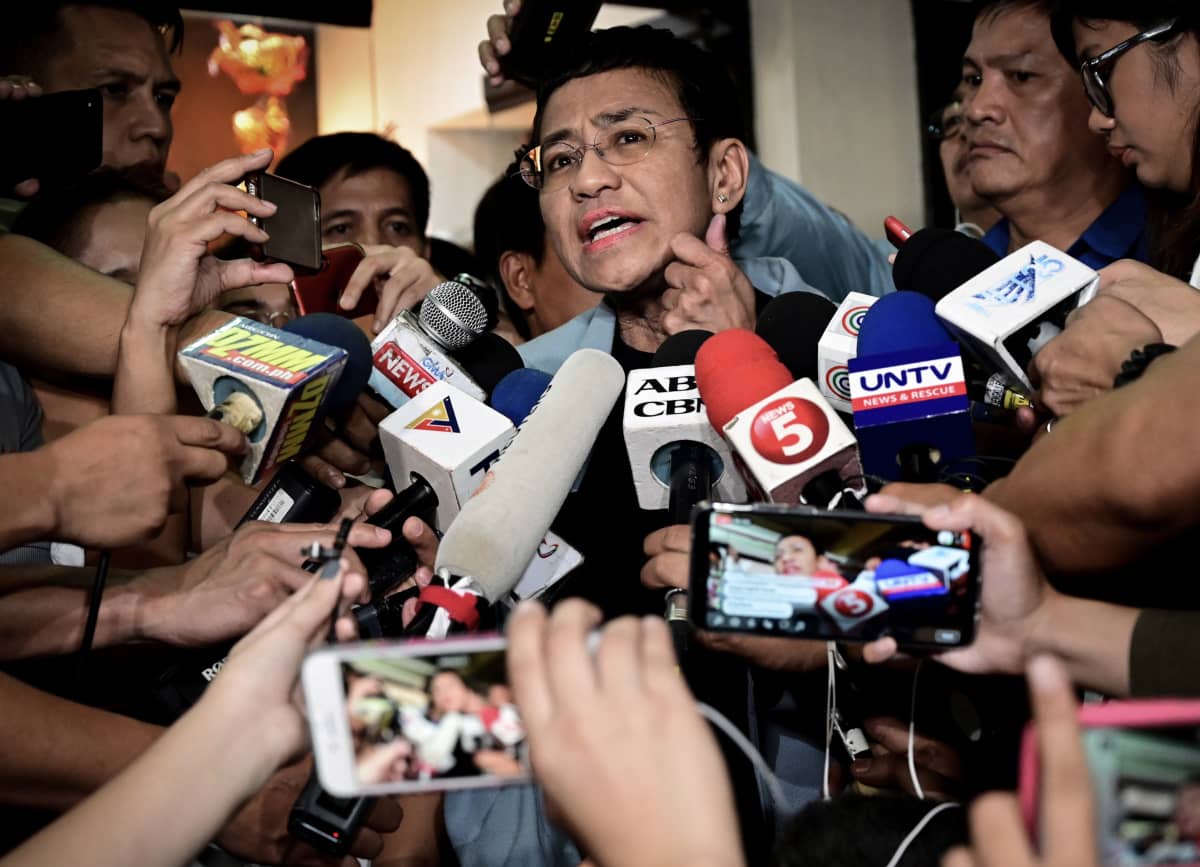 Filippiiniläinen toimittaja Maria Ressa piti 14. helmikuuta tiedostutilaisuuden päästyään takuita vastaan vapaaksi.
