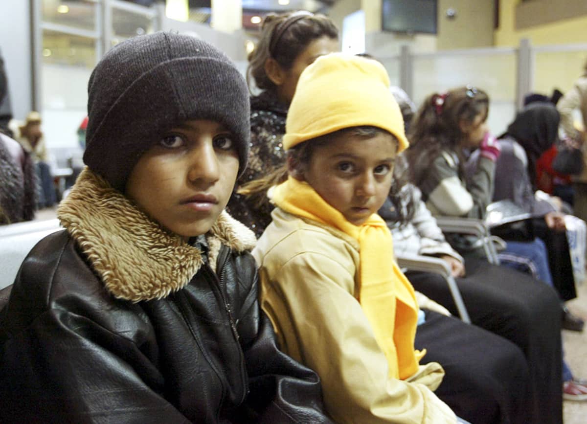 Ruotsiin matkalla olleita kurdipakolaisia valokuvattuna Ammanin lentokentällä Iranissa vuonna 2004. 