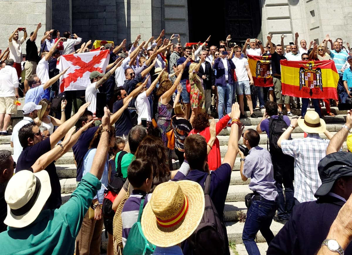 Fasistisia tervehdyksiä tekevät mielenosoittajat protestoivat Valle de los Caídosissa Francon haudan siirtämistä vastaan
