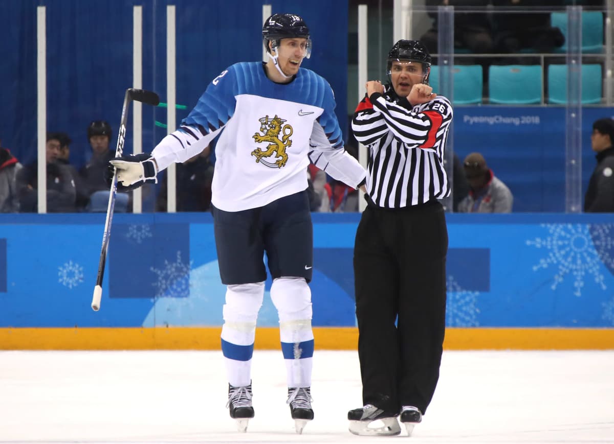 Marko Anttila ihmettelee Pyeongchangin vuoden 2018 talviolympialaisissa saamaansa jäähyä. 