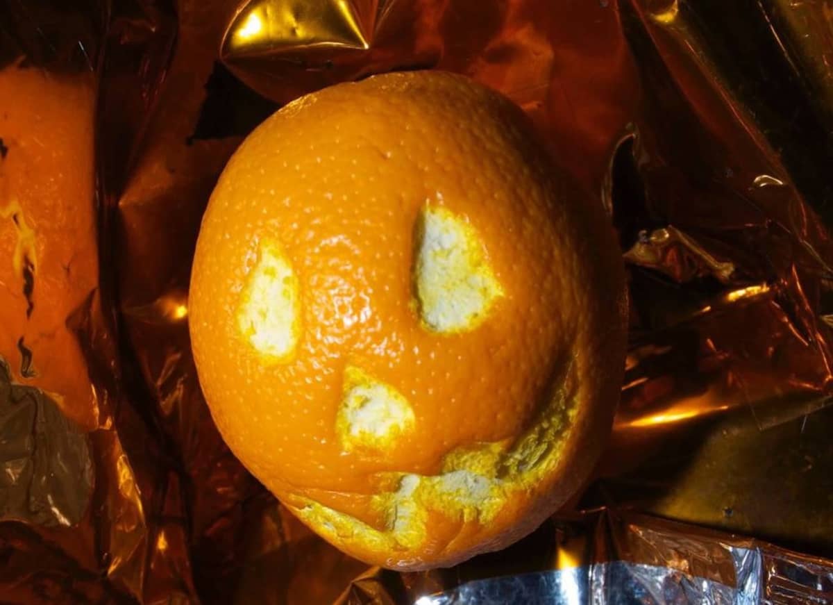 Appelsiini, johon on kaiverrettu irvistävät kasvot
