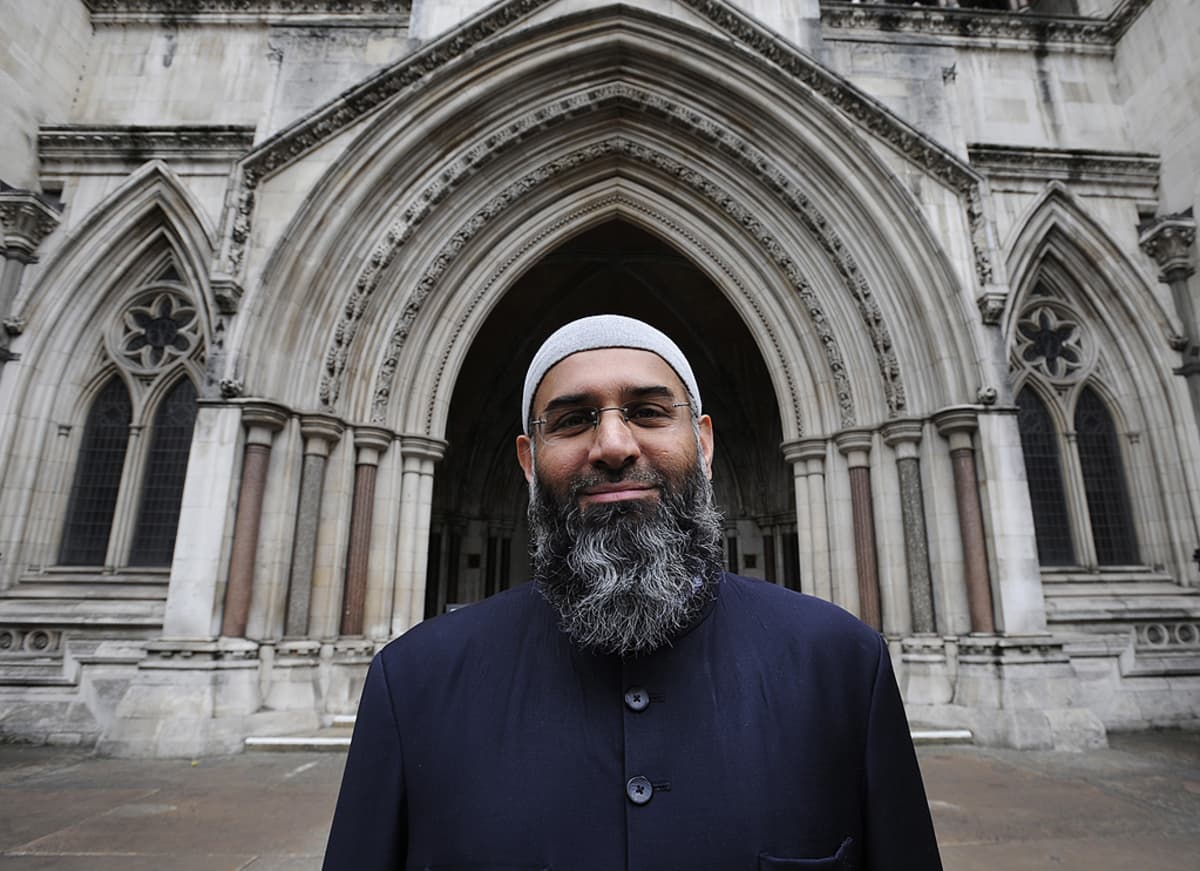 Muslimijohtaja Anjem Choudary oikeustalon edustalla Lontoossa.