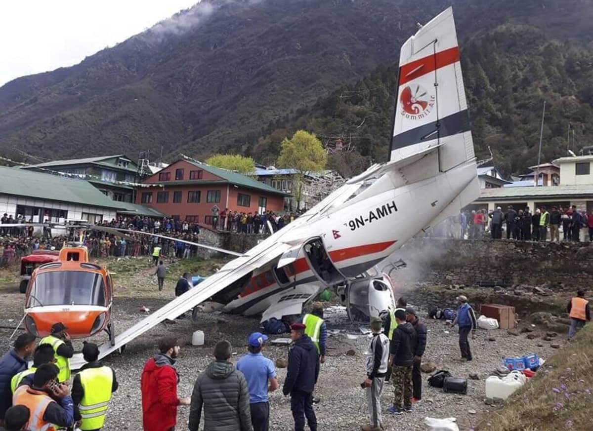 Kanadalaisvalmisteinen Twin Otter -pienkone törmäsi tuntemattomasta syystä kentällä olleeseen helikopteriin Tenzing Hillaryn lentokentällä Luklan pikkukaupungissa Nepalissa.