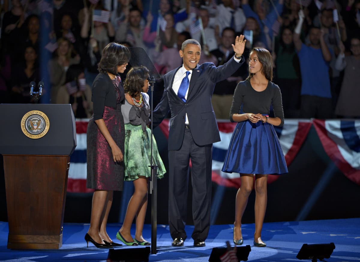 Barack Obama perheineen demokraattien vaalivalvojaisten lavalla.
