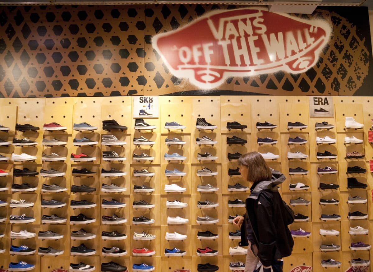 Nainen katselee Vans-kenkiä brändin liikkeessä Washingtonissa, Yhdysvalloissa.