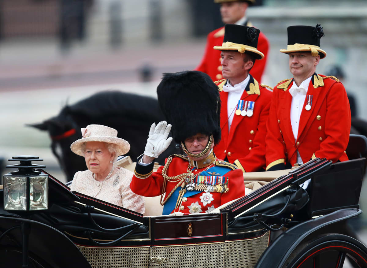 Prinssi Philip tervehtii katsojia vaunuista Trooping of the Colour -seremoniassa kesäkuussa 2015.