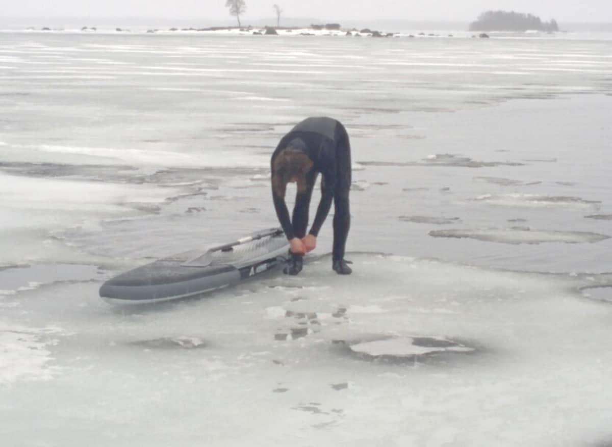 Avoveteen päästäkseen Villen piti kävellä muutama kymmenen metriä jäällä. Ennenkuin veteen mennään, nilkkaan kiinnitetään karkuremmi.