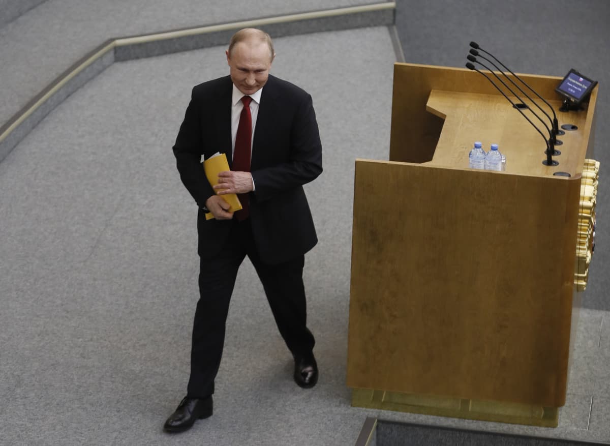 Vladimir Putin lähdössä duuman puhujankorokkeelta tänään.