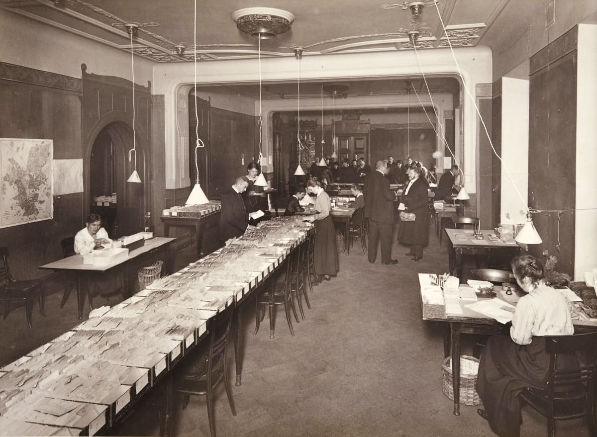 Ensimmäisen maailmansodan aikainen säännöstelykorttikanslia Vanhalla Seurahuoneella Helsingissä marraskuussa 1917. 