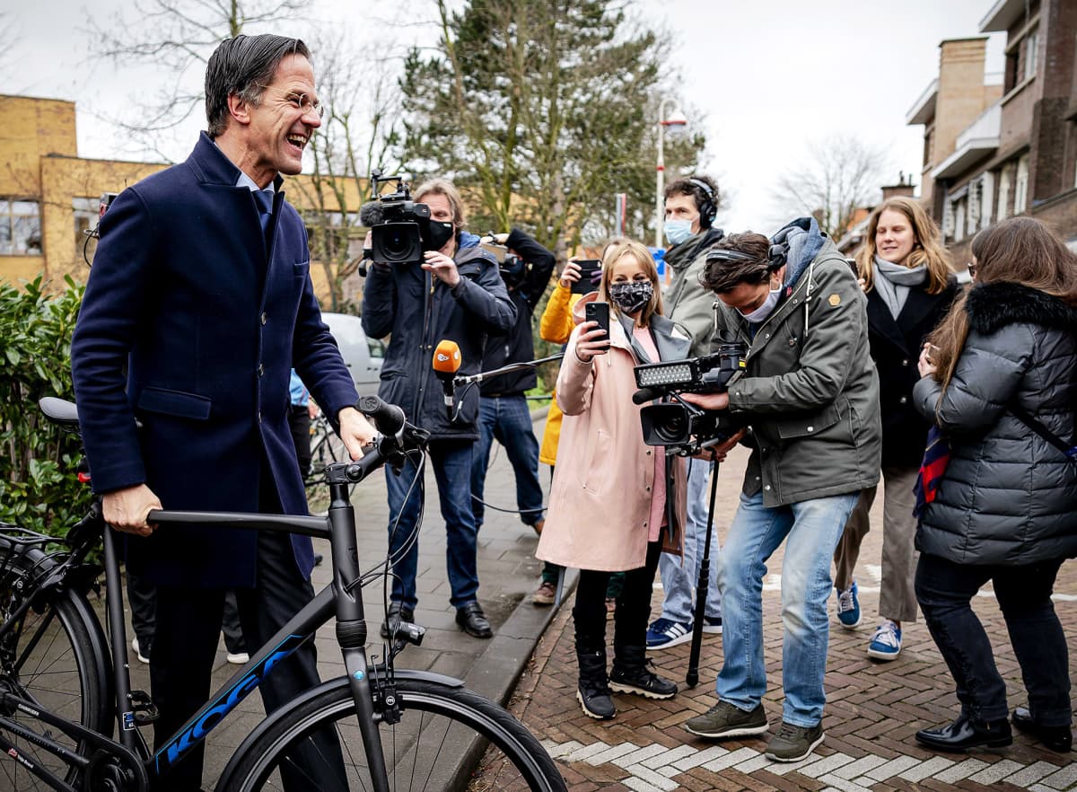 Mark Rutte kävi äänestämässä polkupyörällä.