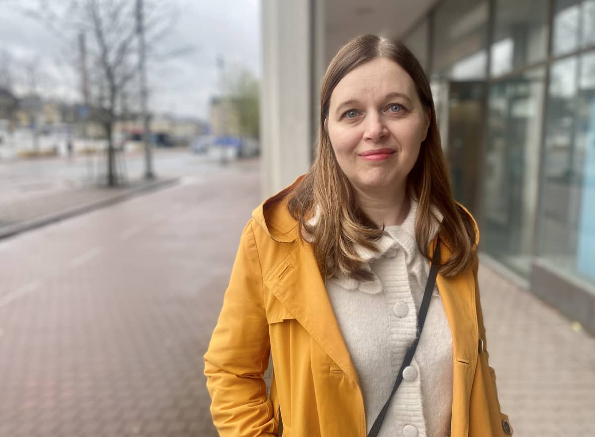 Johanna Loukaskorpi, sosiaali- ja terveyspalveluiden apulaispormestari, Tampereen kaupunki kuvattuna Virastotalon edessä.