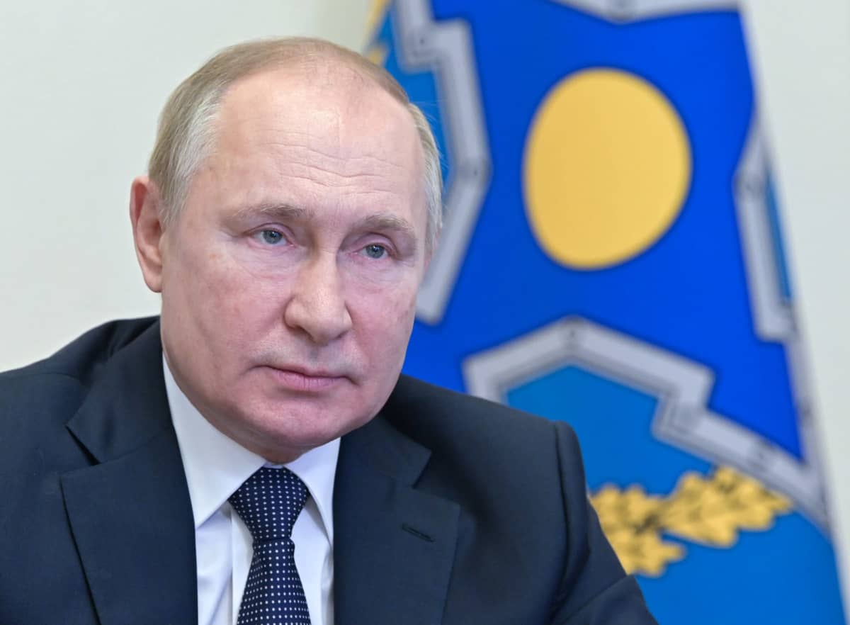 Vladimir Putin maanantaina ODKB-järjestön etäkokouksessa.