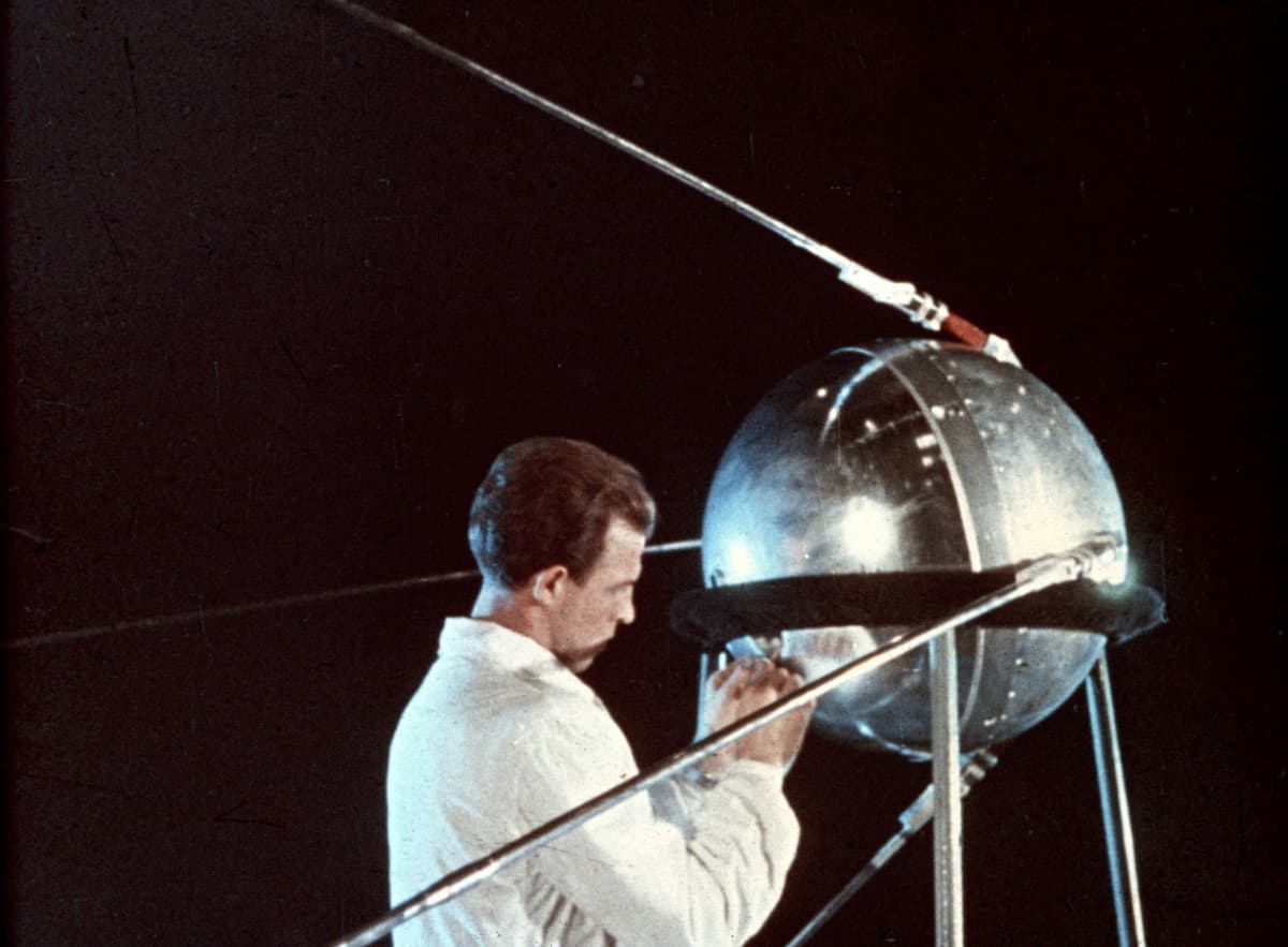 Neuvostoliitto laukaisi ensimmäisenä maailmassa keinotekoisen Maata kiertävän satelliittin Sputnik 1:en vuonna 1957.