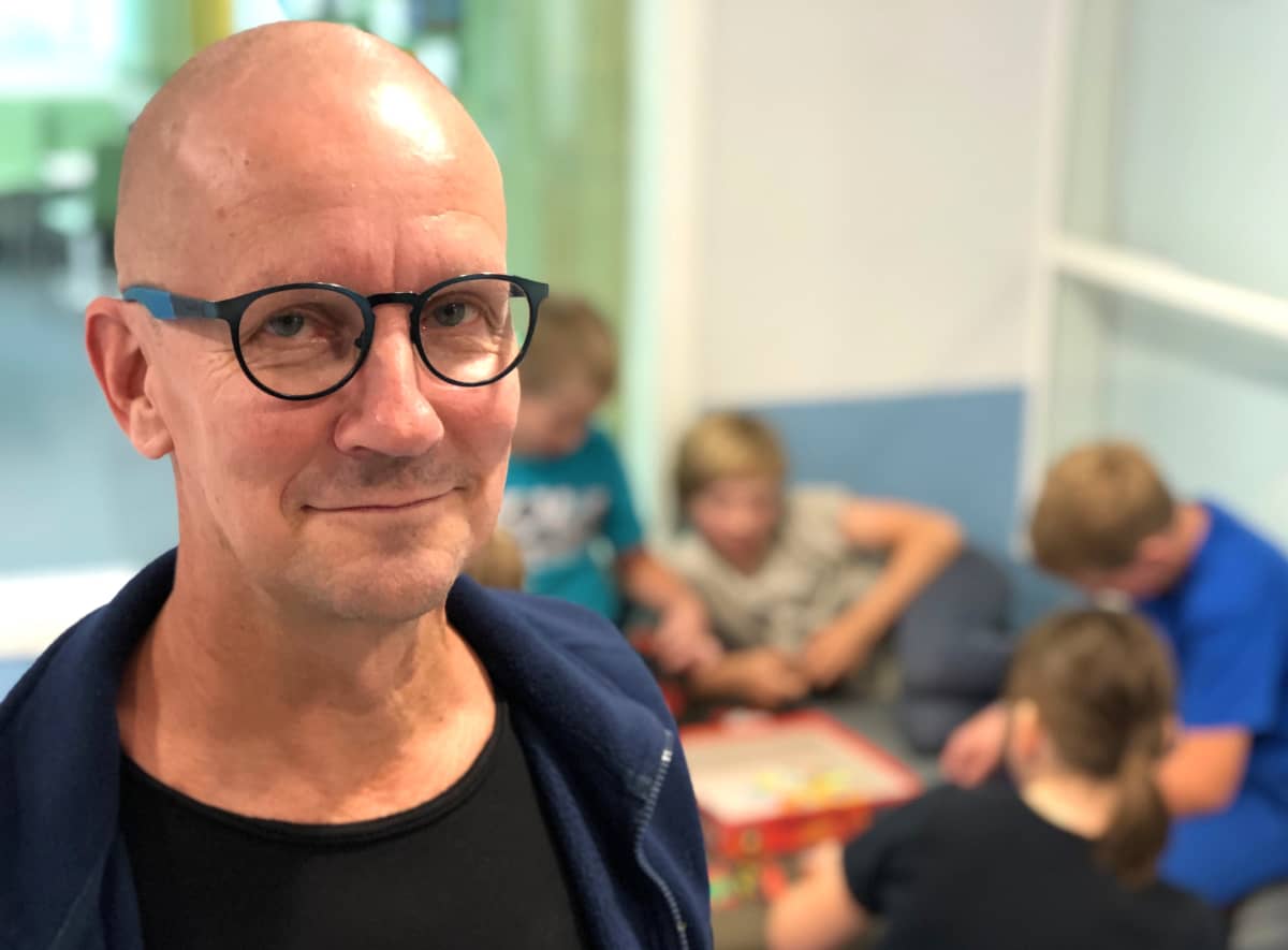 Aurinkovuoren koulun luokanopettaja Ismo Kotilainen