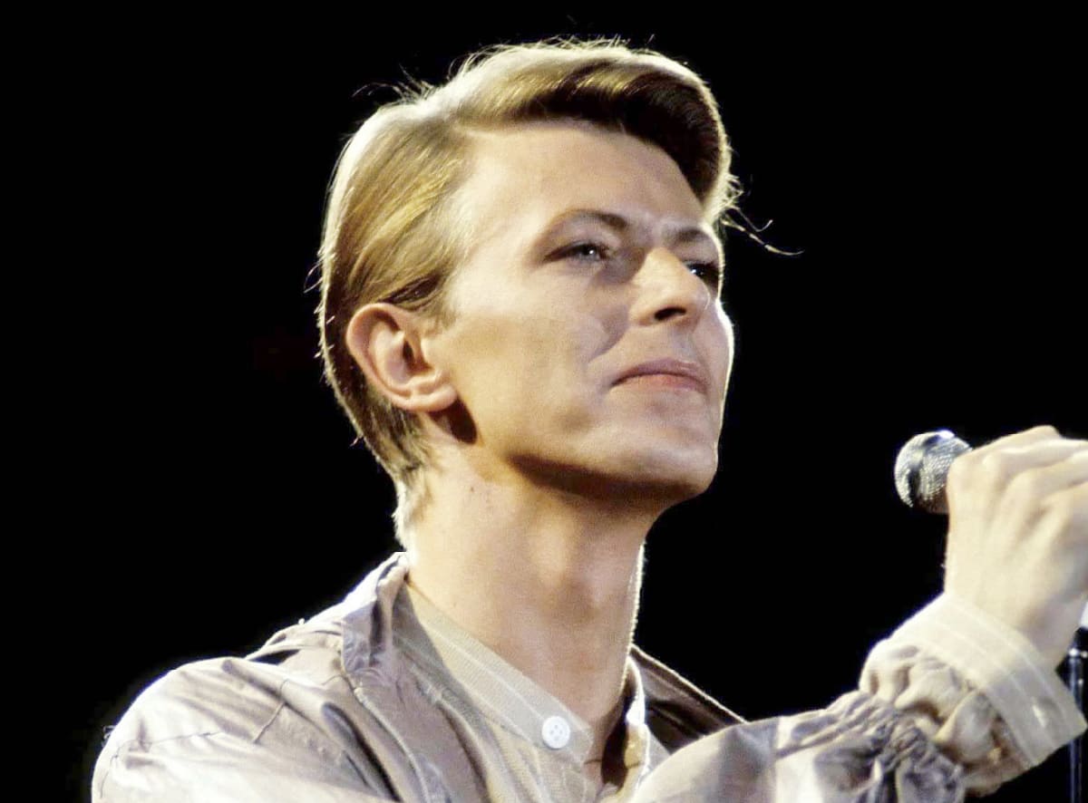 David Bowie esiintymässä Hampurissa vuonna 1976.