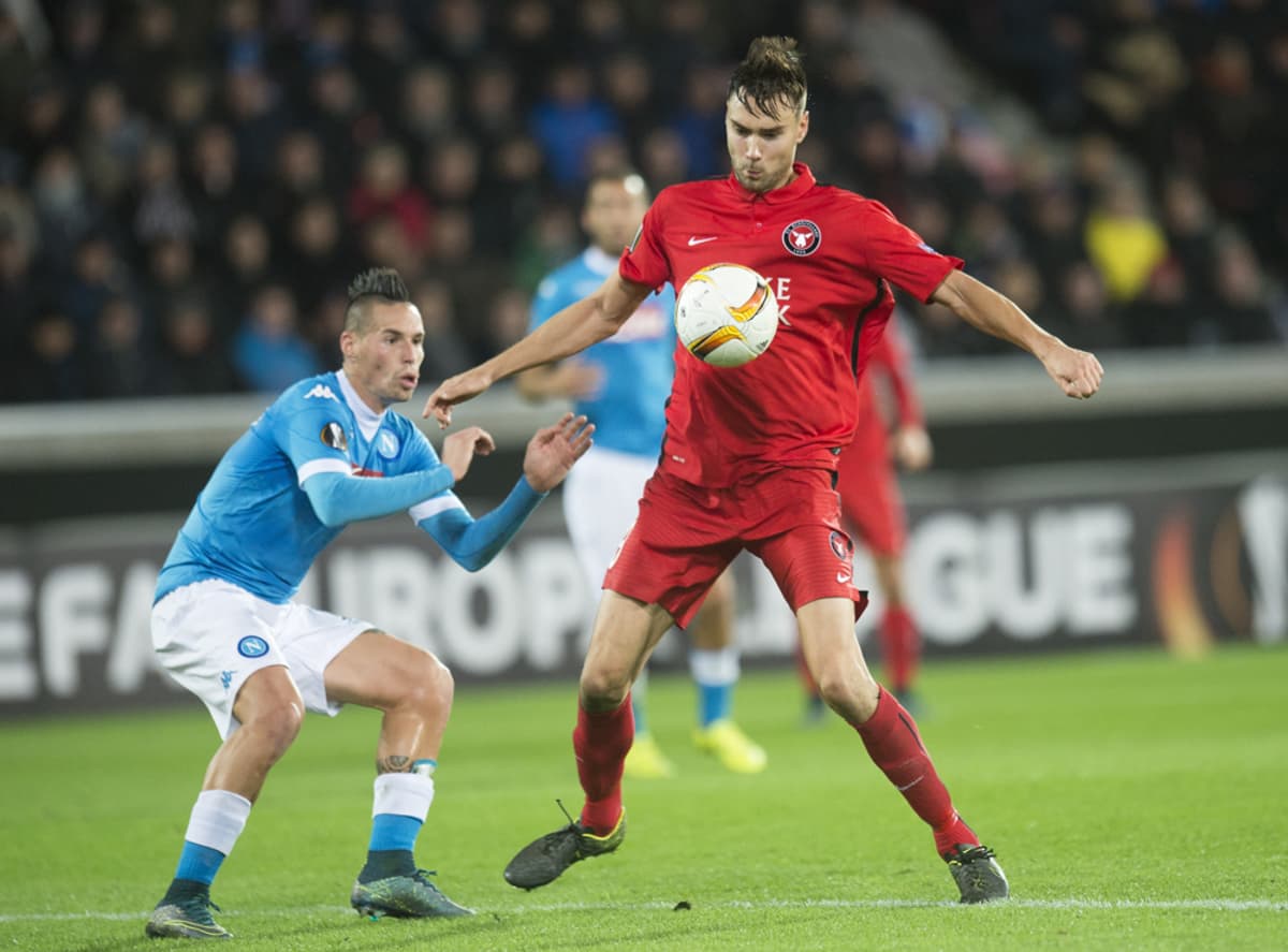 Tim Sparv of FC Midtjylland (R) in action against Marek Hamsik of Napoli (L) during the UEFA Europa League group D soccer match between FC Midtjylland vs SSC Napoli in Herning, Denmark, 22 October 2015. 