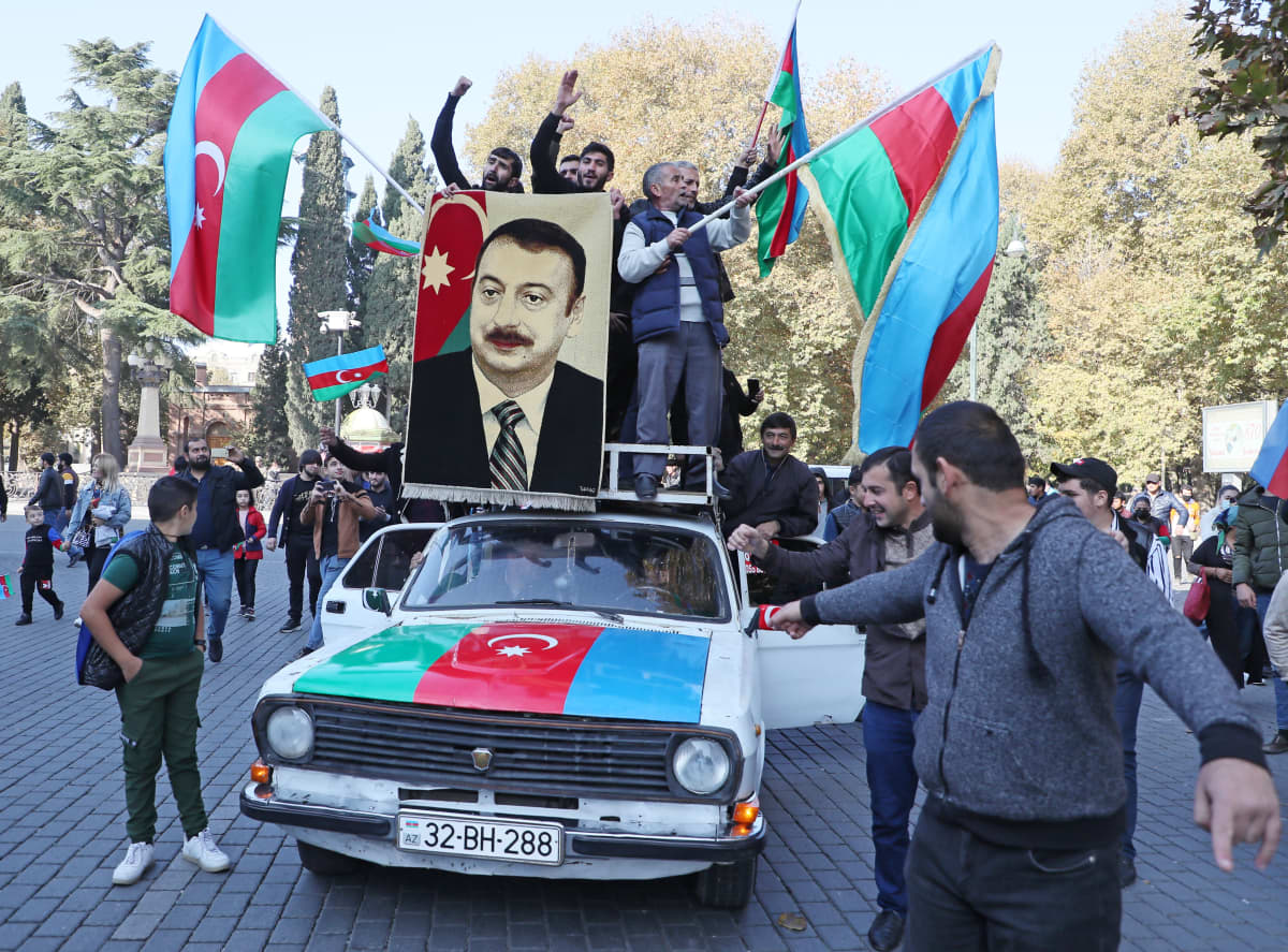 Ihmiset juhlivat Azerbaidzanissa Vuoristo-Karabahin sodan voittoa