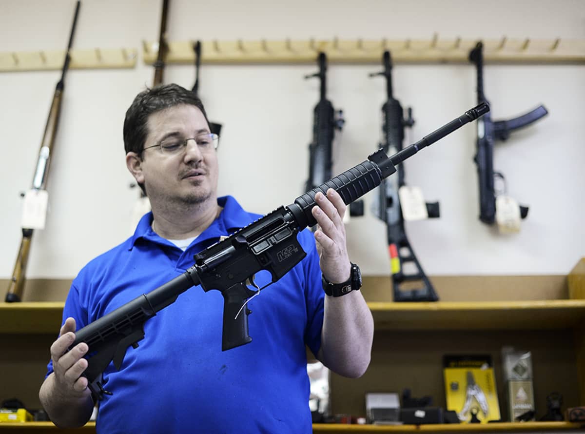CJI Guns-asellikkeen omistaja Ron Moon esittelee Smith&Wesson MP15-tyyppistä puoliautomaattikivääriä. 