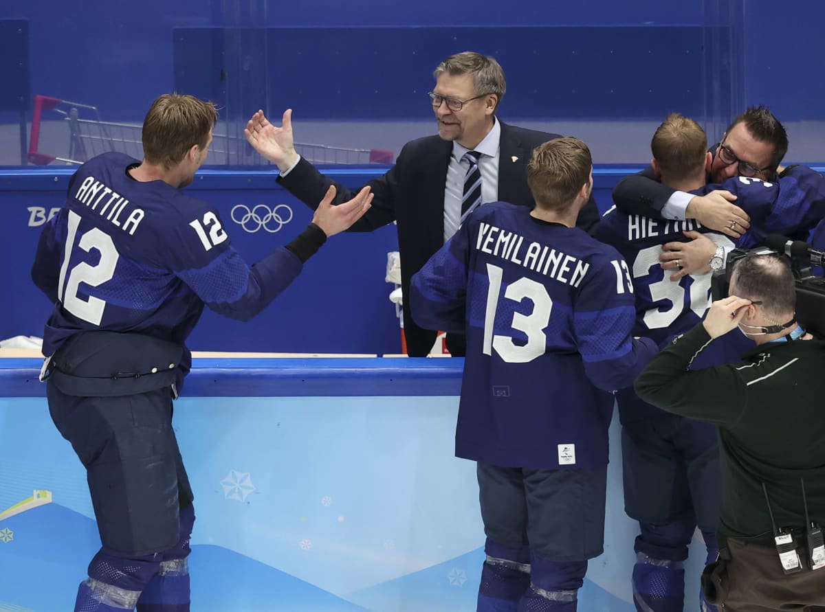 Jukka Jalonen ja Marko Aanttila onnittelevat toisiaan olympiakullan jälkeen.